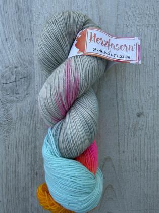 Herzfasern No. 20 Pastellgewitter – handgefärbtes Sockengarn aus Merinowolle und Polyamid in Salbeigrün, Rosa, Türkis, Pink und Gelb.